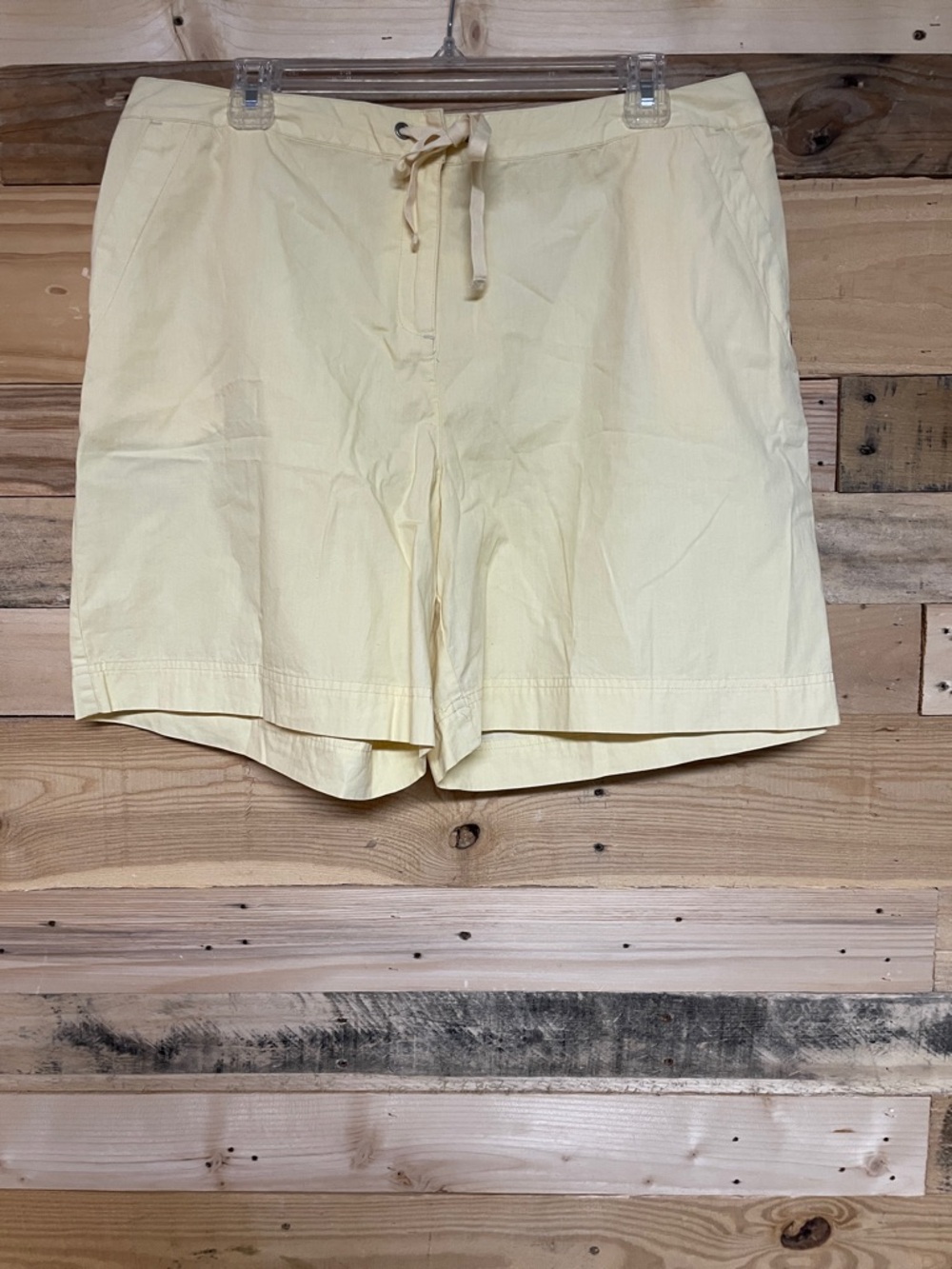 J. Jill size 14 Pale Yellow Drawstring Flat Front Lightweight Sailing Shorts